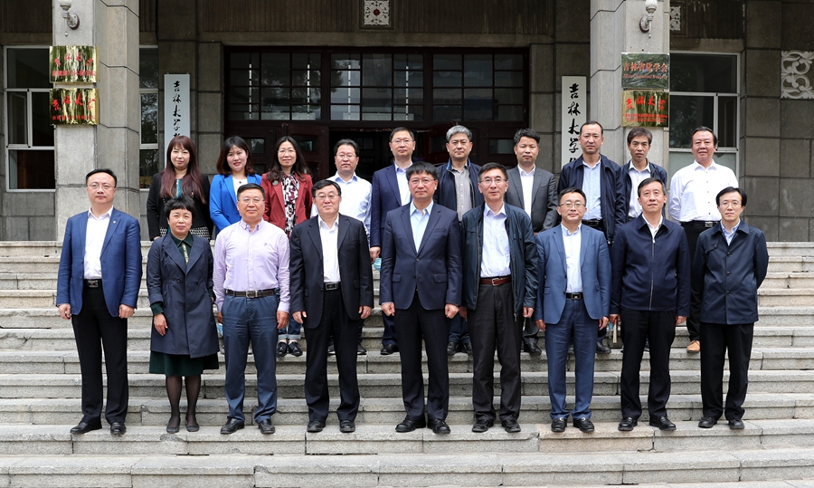 校长张希赴海角社区
调研